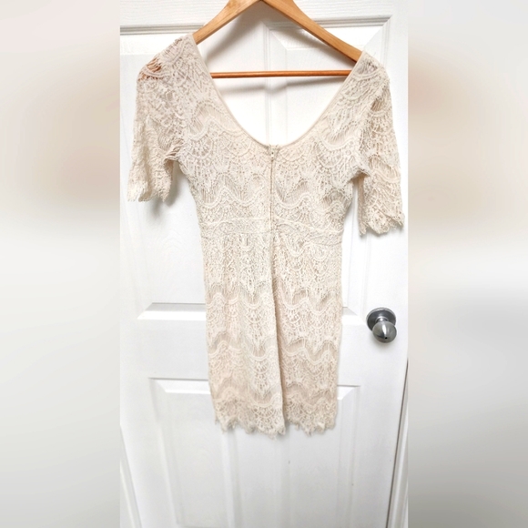 Lace dress - Picture 2 of 2